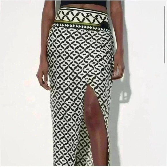 🔥🔥Zara wrap printed skirt - Picture 1 of 7